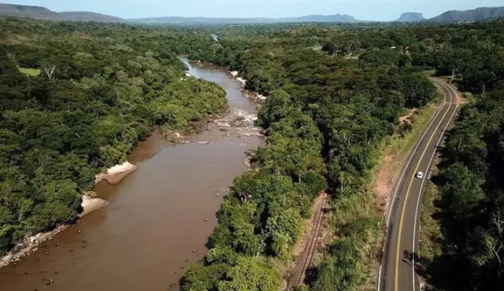 Homem encontrado morto pode ter sido arremessado de rodovia