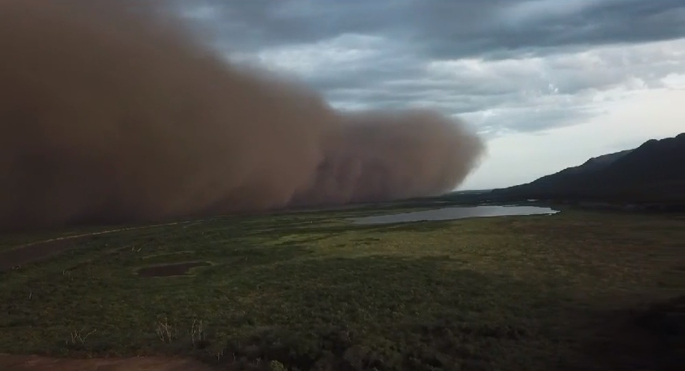 Tempestade de areia forma nuvem e encobre céu na Serra do Amolar