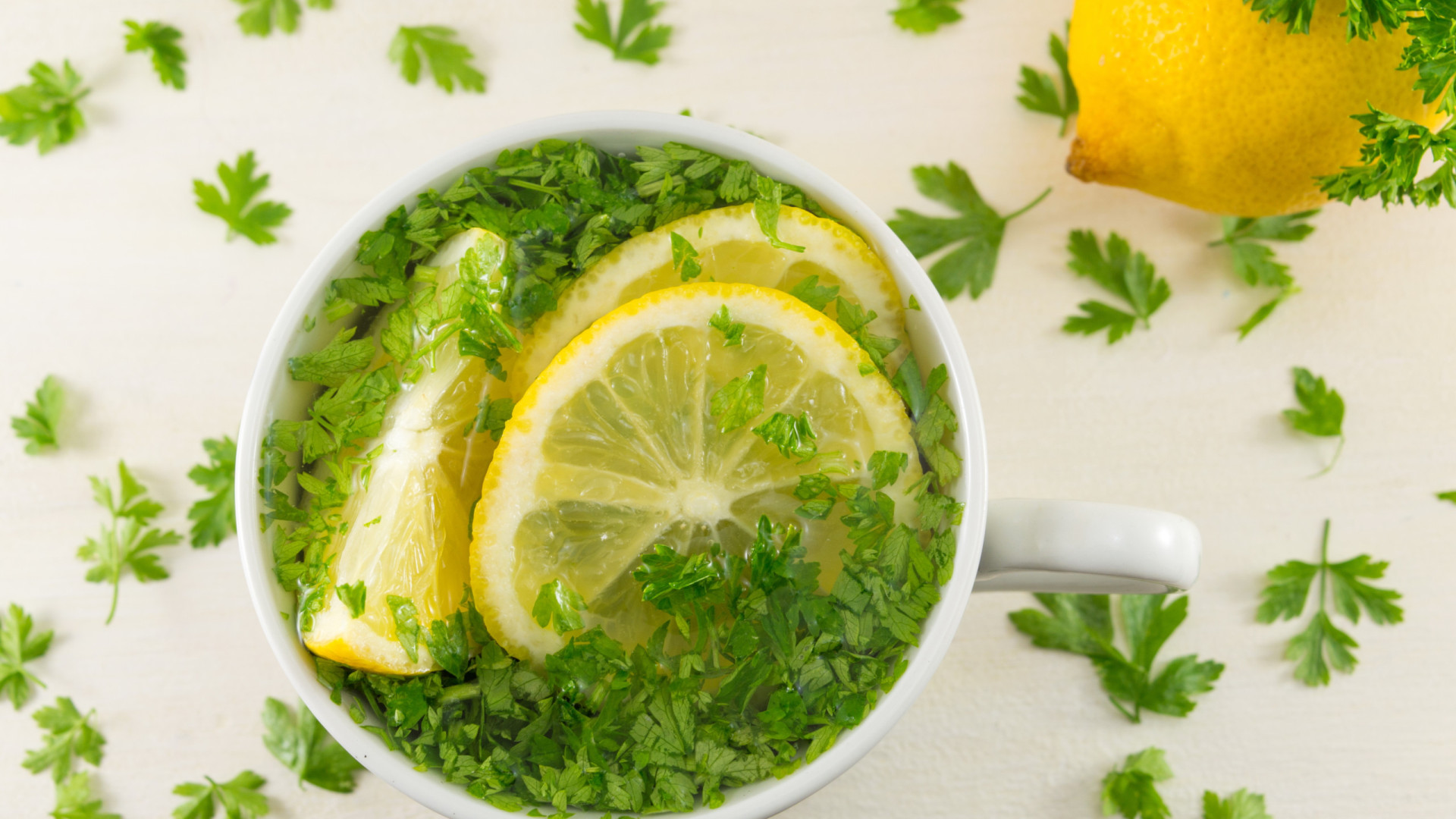 Bebida detox de limão e salsa, a ‘poção mágica’ que queima gordura