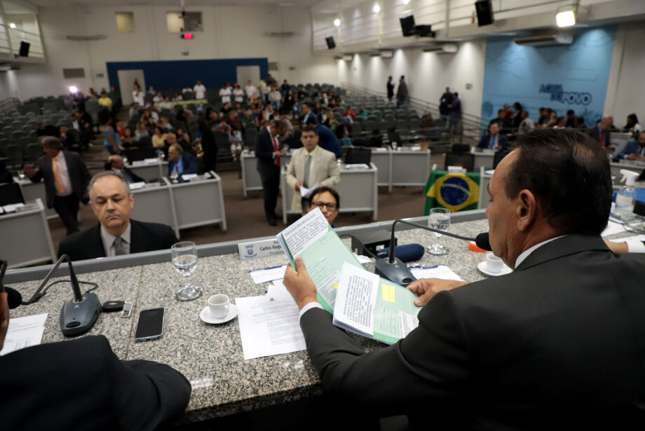 Ação judicial tenta impedir que secretária de finanças receba “supersalário”