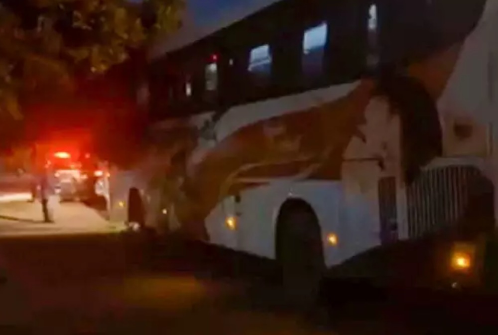 Criança fica em estado grave após ser atropelada por ônibus