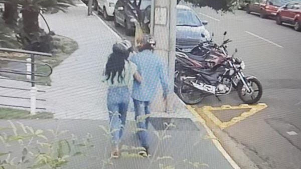 Prontos para o crime: com capacetes, casal furta moto em estacionamento perto de shopping