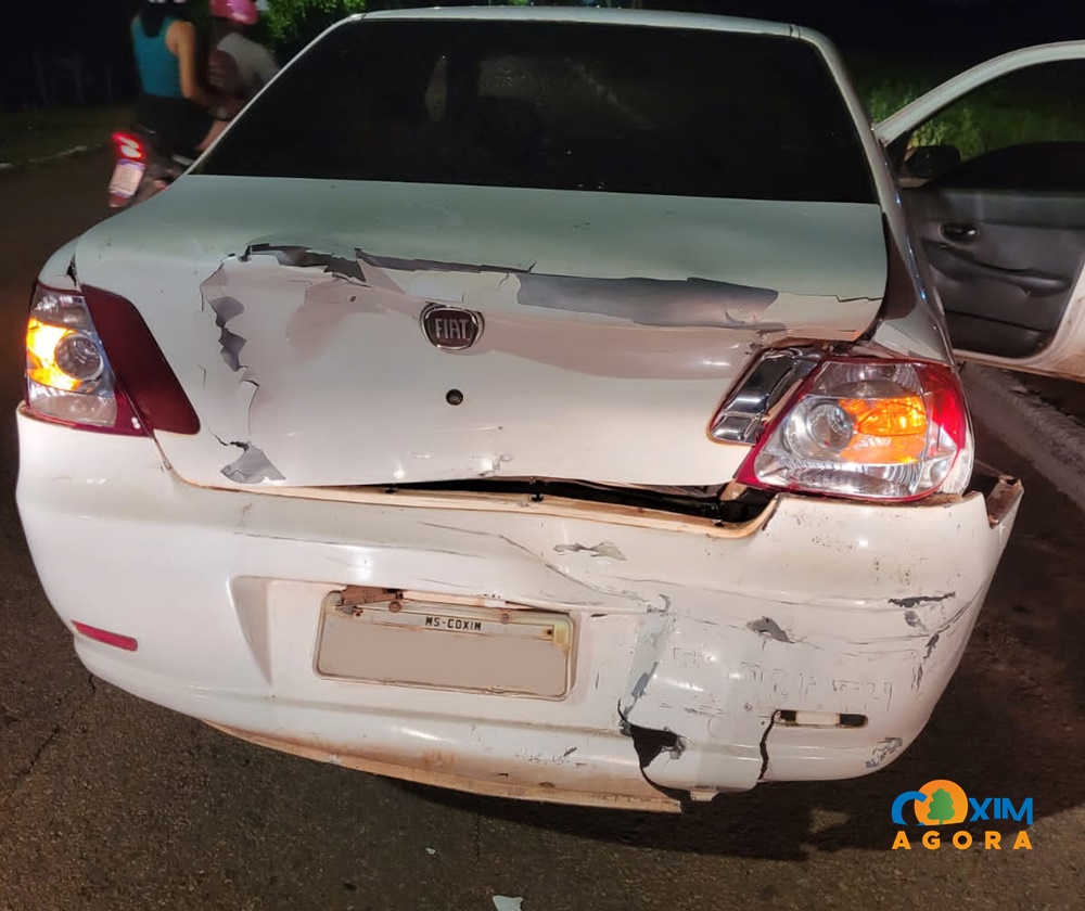 Motorista sai ileso após ter carro atingido por caminhonete em avenida de Coxim