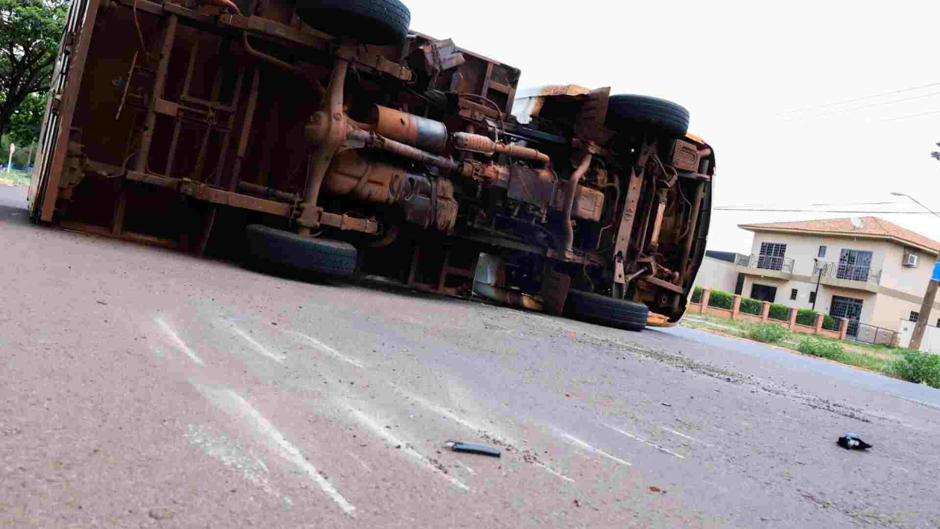 Furgão tomba após colisão com carro na Avenida Gunter Hans em Campo Grande