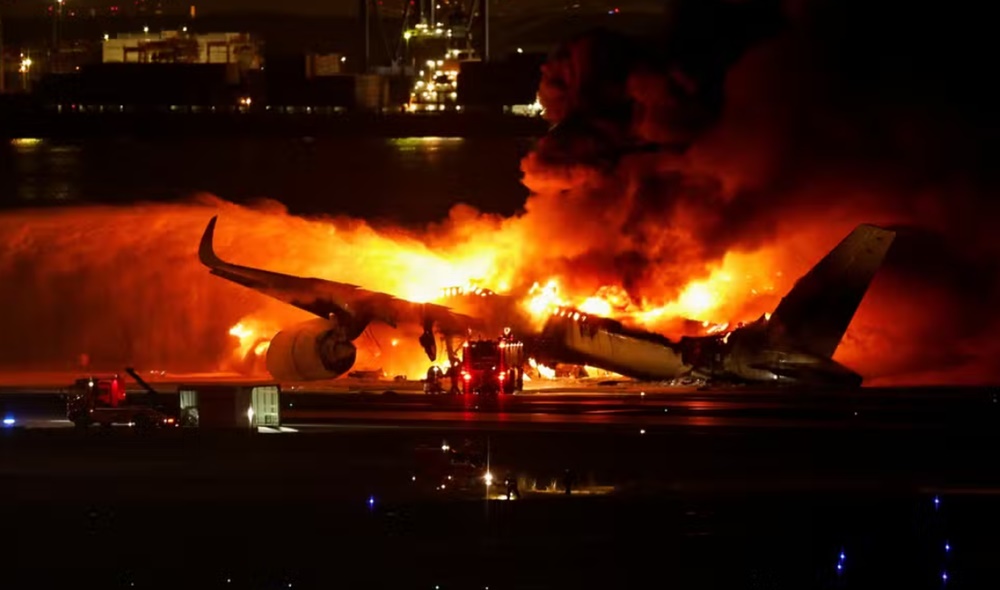 Avião com 379 a bordo bate em outra aeronave e pega fogo no aeroporto de Tóquio; cinco morrem