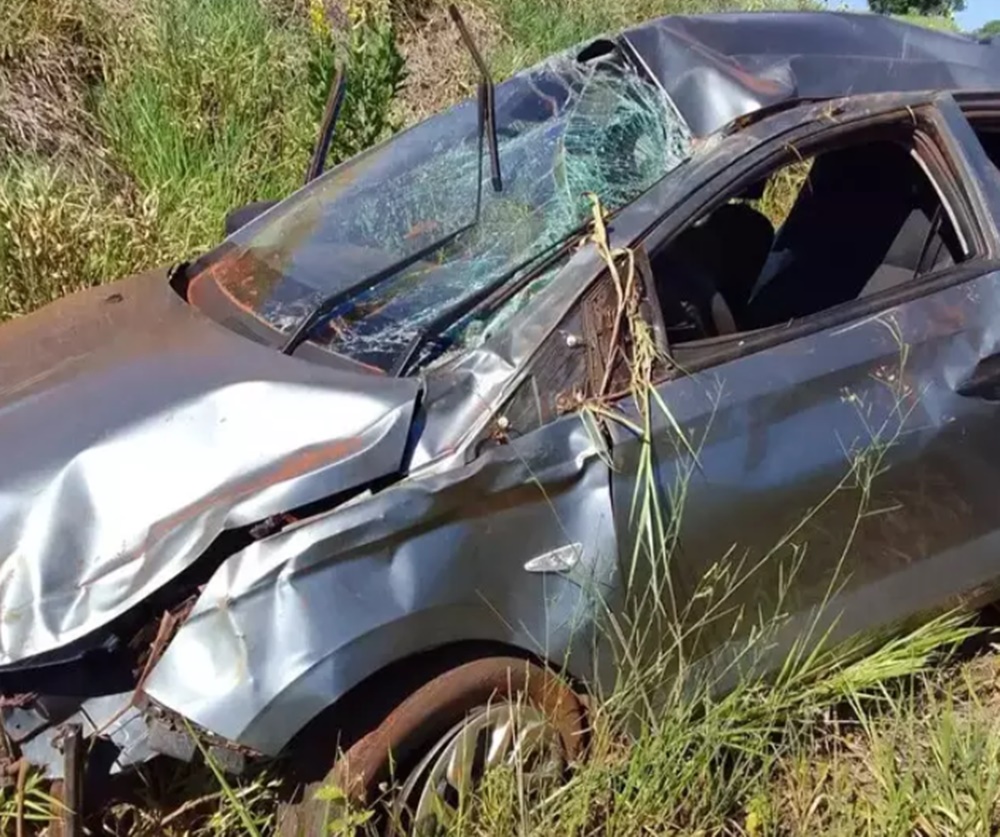 Motorista capota carro ao desviar de anta e passageiro fica preso às ferragens