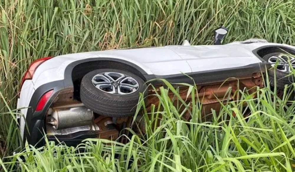 Carro capota e duas pessoas ficam feridas na BR-376