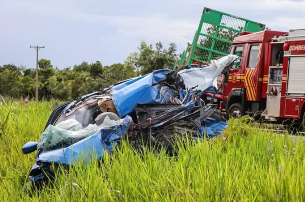 Motorista morre decapitado ao bater de frente em carreta e ser lançado de carro