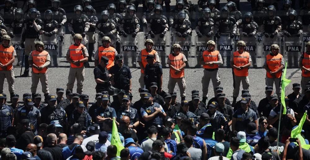 Milei enfrenta paralisação geral na Argentina; polícia tenta proibir bloqueio de vias