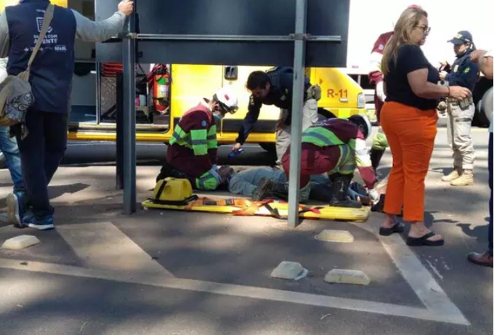 Ciclista é atropelado e vai parar em para-brisa de veículo