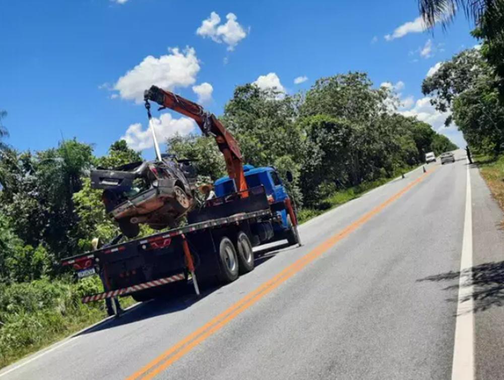Carro sai da pista, capota e motorista morre preso às ferragens
