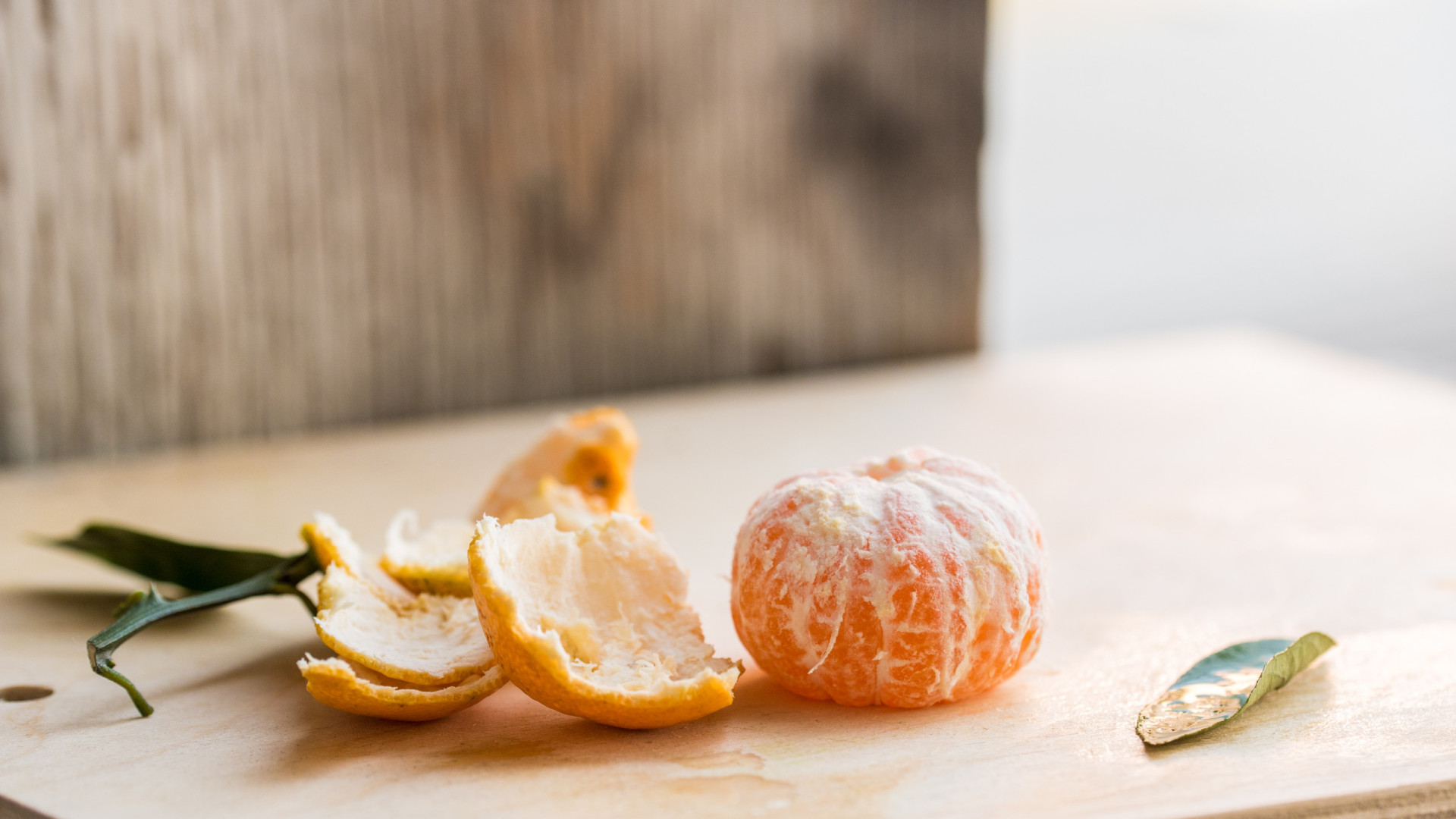 Descubra os benefícios de colocar cascas de tangerina na janela