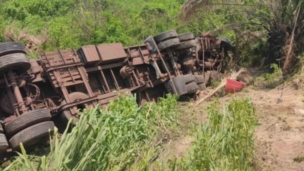 Caminhoneiro tem braço amputado e morre após colisão entre carretas na BR-262