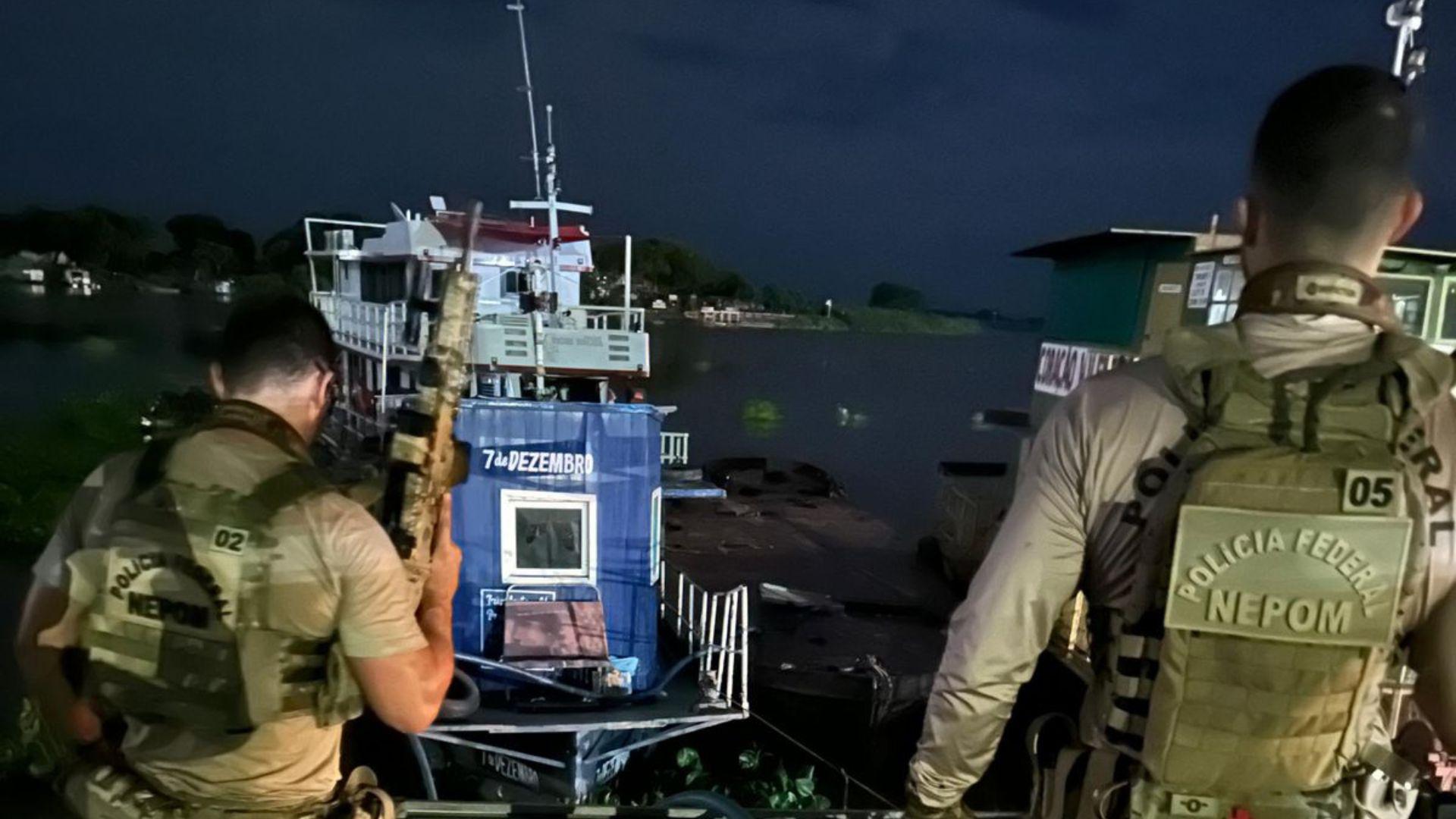 Polícia Federal apreende mais de 20 mil litros de diesel contrabandeado em embarcação