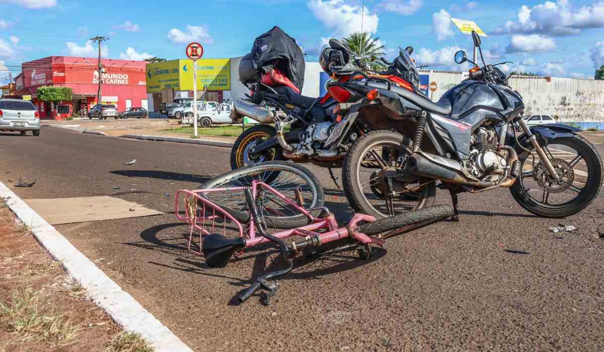 Ciclista é socorrida para a Santa Casa após acidente na Capital