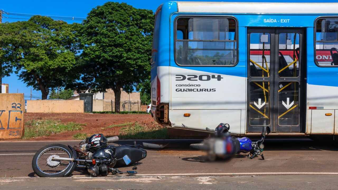 Idosa e neto ficam feridos em acidente com ônibus e duas motos em avenida da Capital