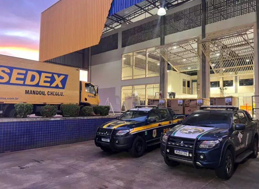 PRF encontra contrabando milionário dentro de caminhão-baú dos Correios
