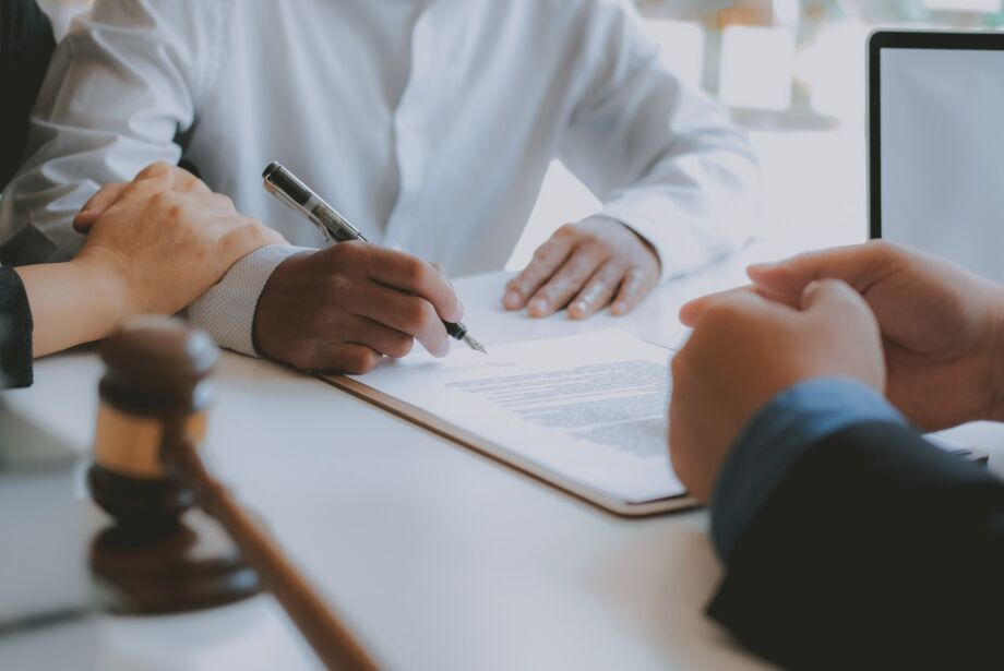 Em busca de proteção de bens, contratos de namoro batem recorde