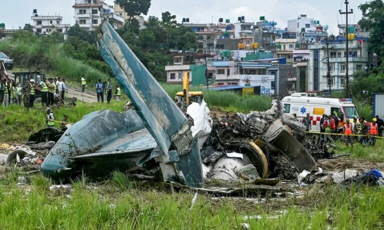 Piloto do avião que caiu no Nepal, único sobrevivente, recupera-se no hospital