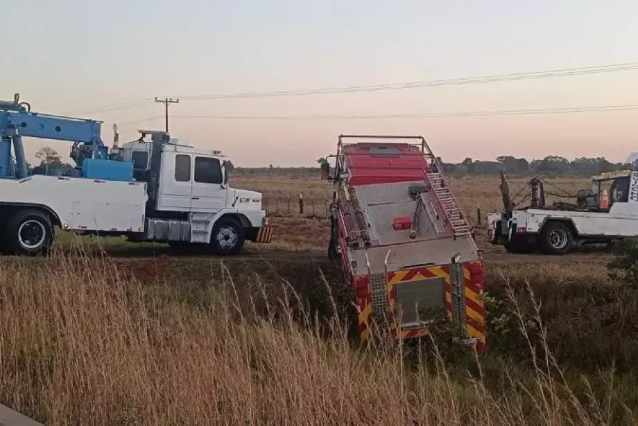 Após combater incêndio, caminhão dos bombeiros acaba caindo em vala