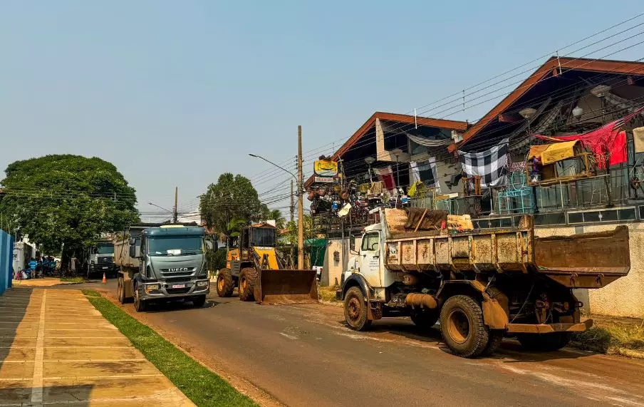Com retroescavadeira e caminhões-caçamba, rua é interditada para mutirão de limpeza após prisão de ‘Acumulador’