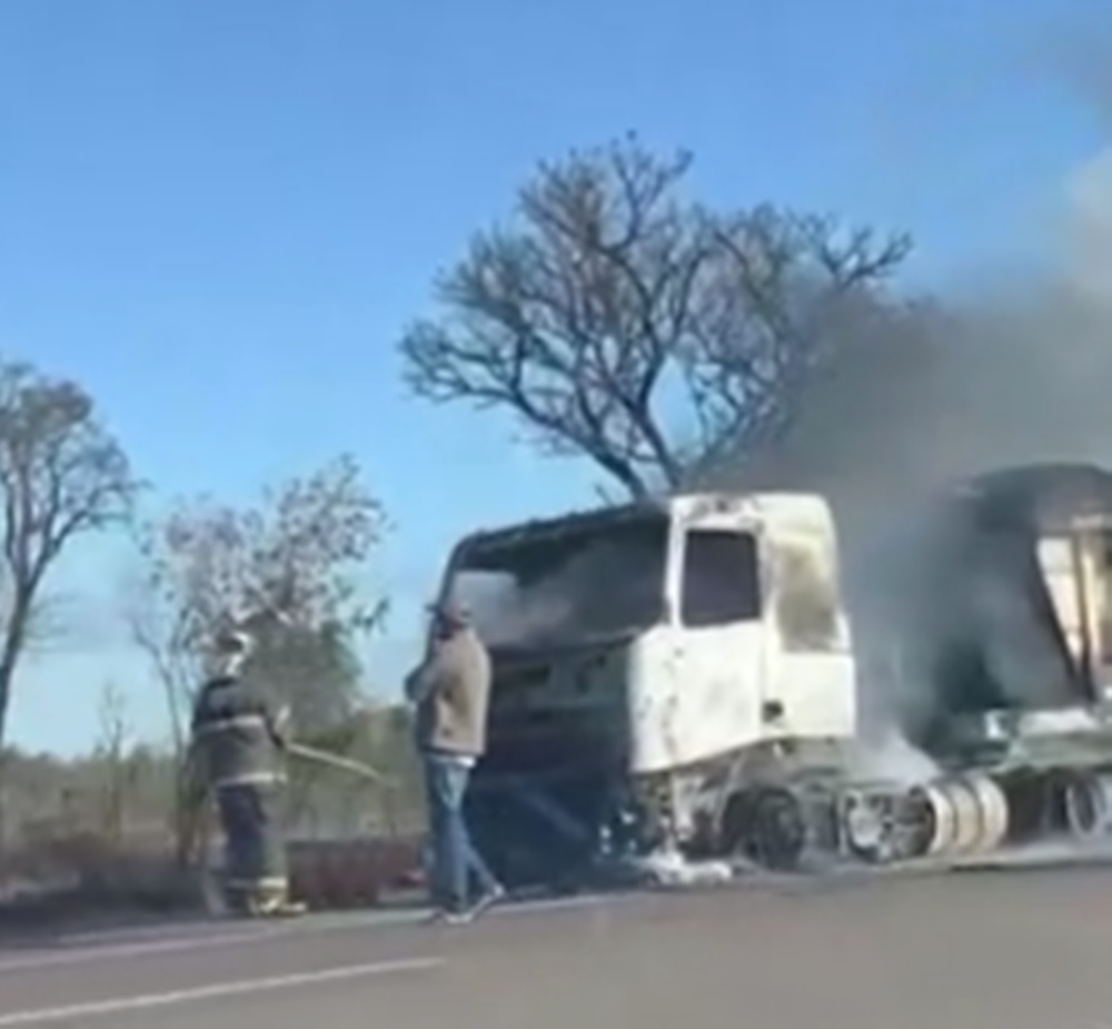 Carreta pega fogo na BR-163 e chamas se estendem para vegetação