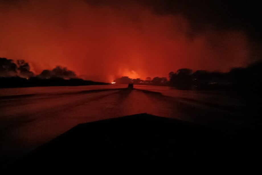 Turistas são resgatados em barco à deriva na fumaça do Pantanal