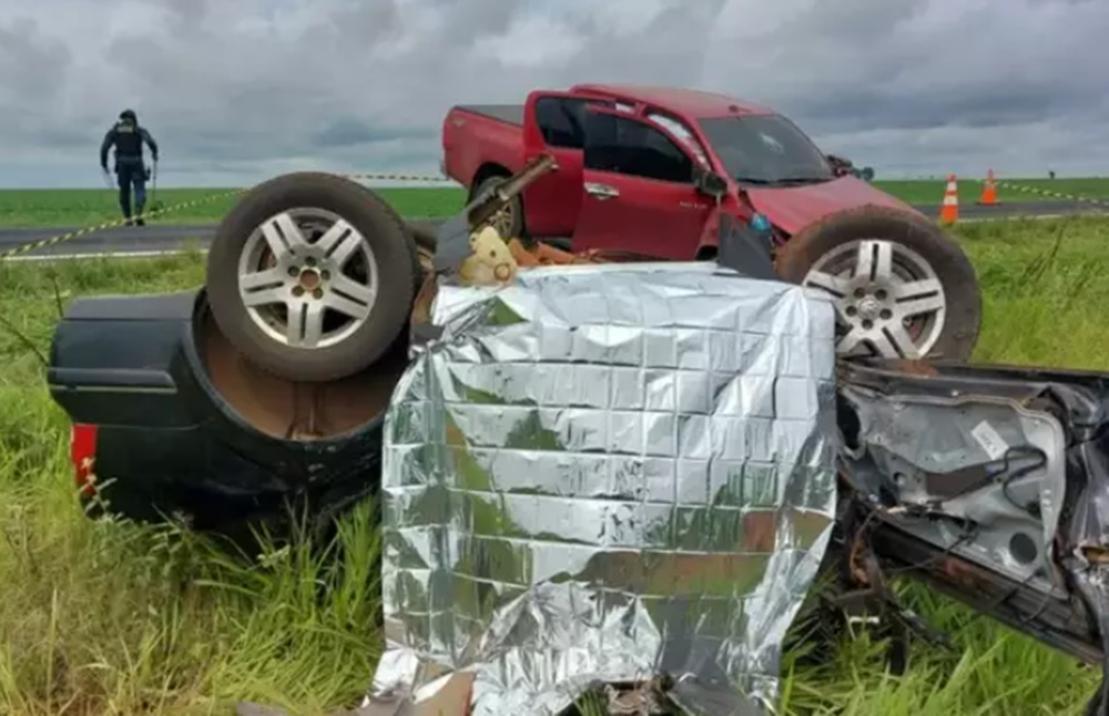 Colisão entre carro e caminhonete mata homem e deixa dois feridos