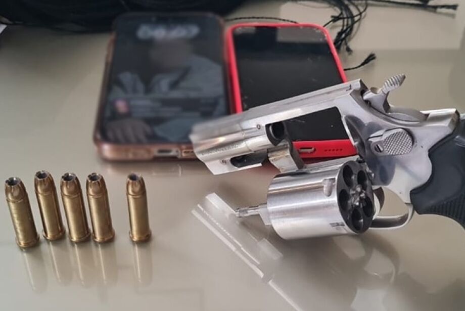 Suspeito de integrar quadrilha, alvo do Gaeco é preso com armas e drogas no Damha