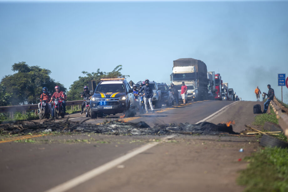 Bloqueio ‘sem terra’ surte efeito e garante reunião em prol da Reforma Agrária