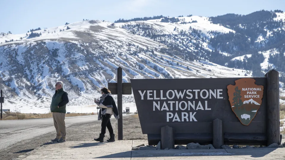 Acidente envolvendo van com turistas deixa 7 mortos perto de Yellowstone