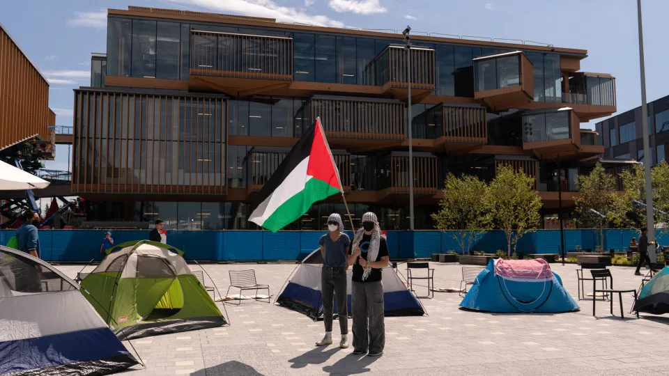 Manifestantes invadem escritórios da Microsoft nos EUA