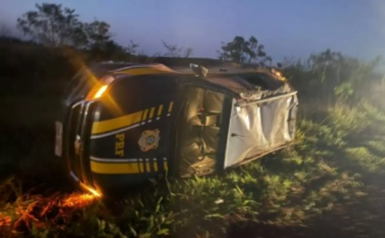Viatura da PRF capota durante perseguição em rodovia de MS