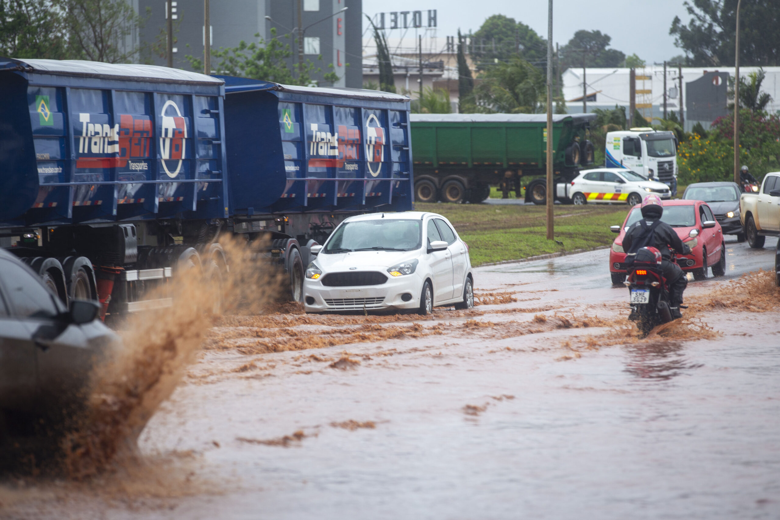 Alagamento trava o trânsito sob viaduto no anel viário de Campo Grande