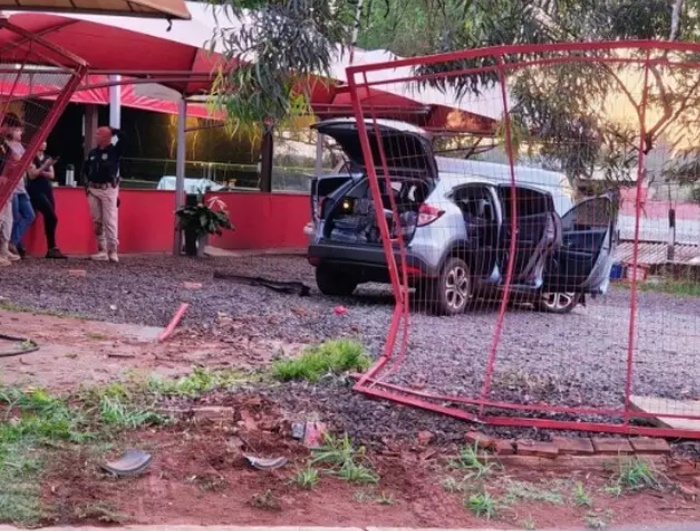 Carro carregado com maconha invade churrascaria durante fuga em Campo Grande