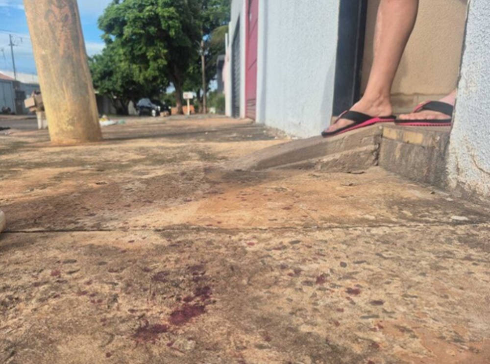 Vizinha ouviu tiros e em seguida viu rapaz pedindo socorro no portão em Campo Grande
