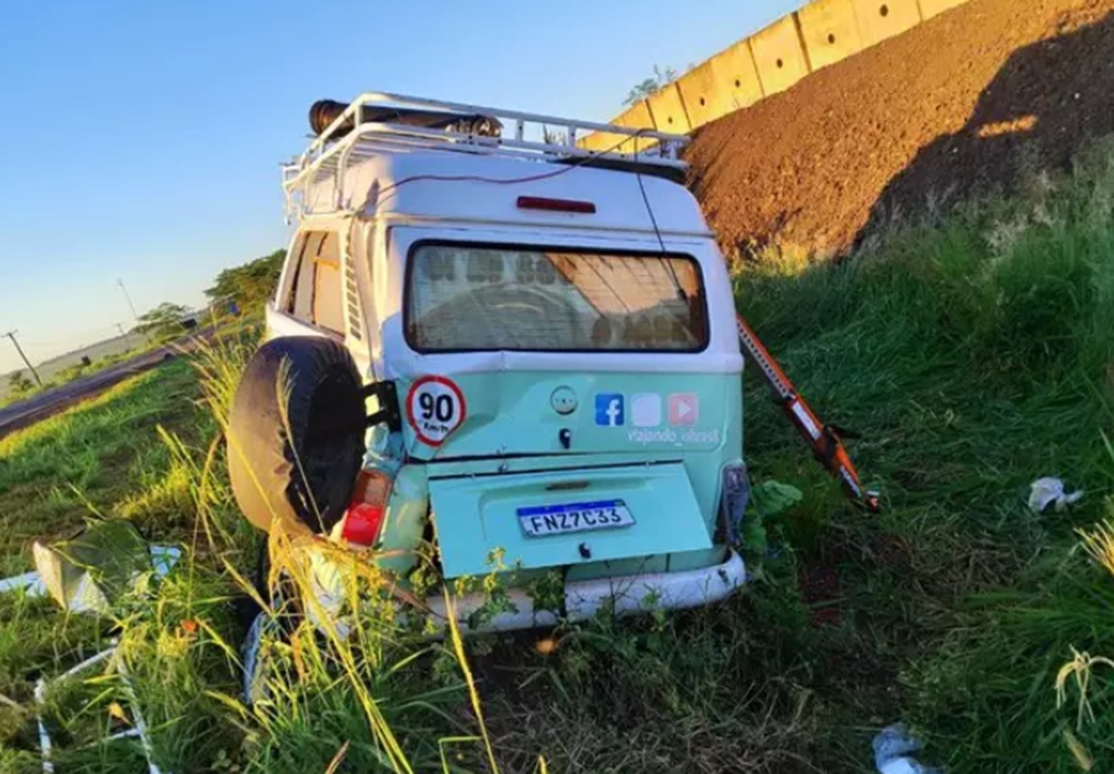 Dois morrem em colisão envolvendo Kombi e carreta na BR-163
