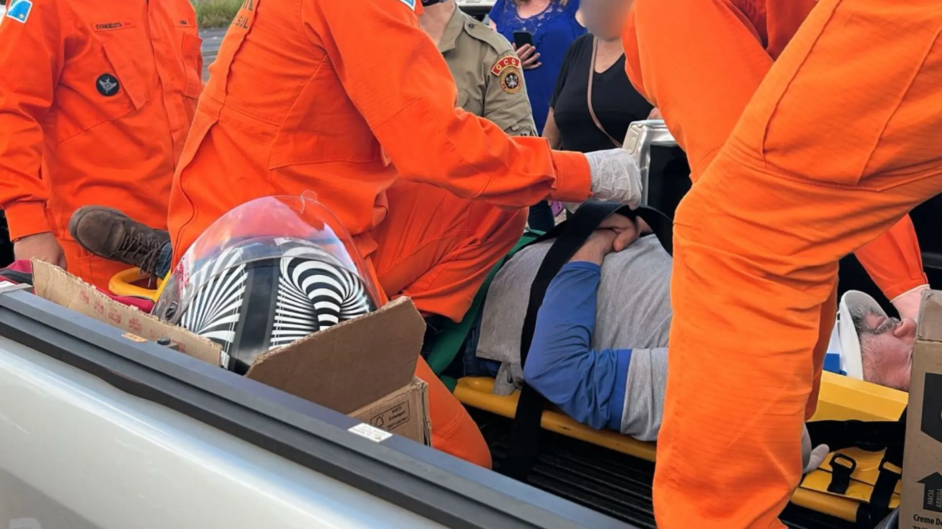 Motociclista para em carroceria de caminhonete após batida em Campo Grande