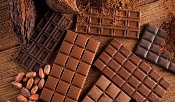 Cacau atinge preço mais baixo em três anos. Por que o chocolate não ficou mais barato?