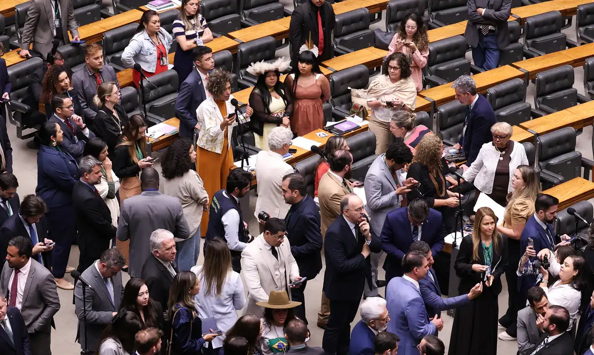 Câmara vota para derrubar veto ao PL da Dosimetria; falta o Senado