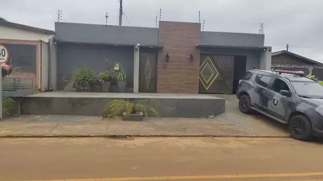 Alvo de operação atira em policiais e se rende após 50 minutos de negociação