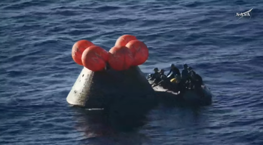 Astronautas da Artemis retornam à Terra após cápsula pousar no mar