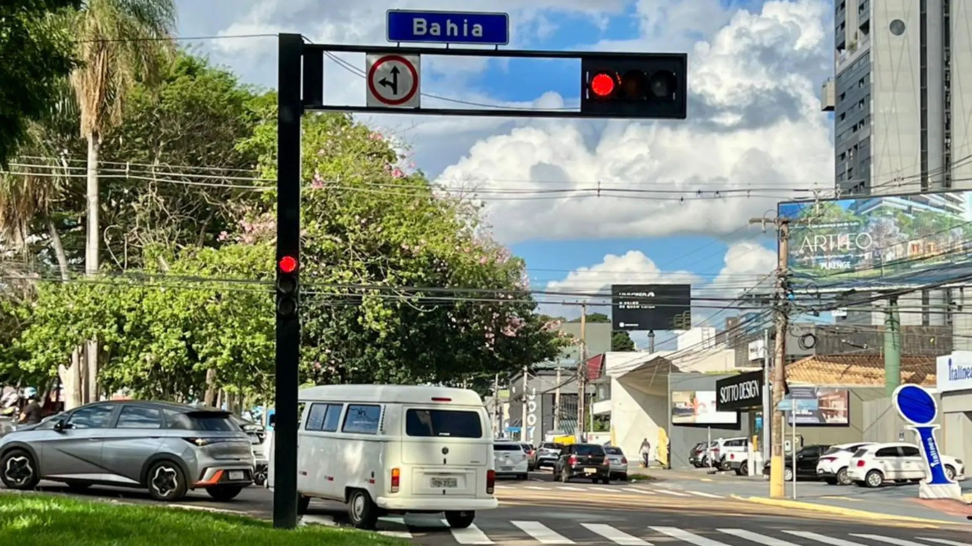 Agetran proíbe virar à esquerda no cruzamento da Afonso Pena com Bahia: entenda a mudança