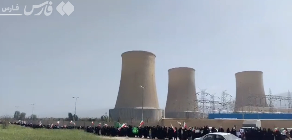 Iranianos formam “corrente humana” em usinas após ameaças dos EUA; veja