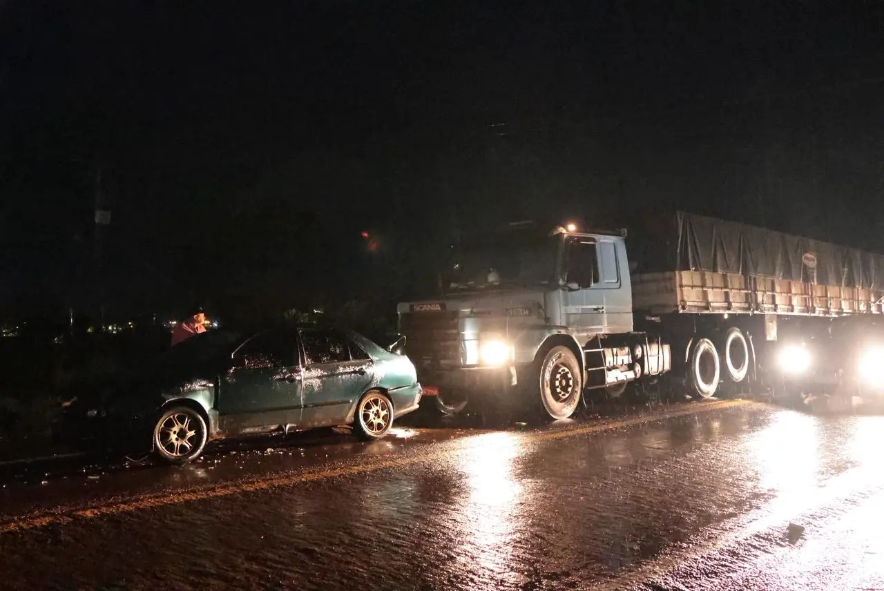 Carreta bate na traseira de carro na BR-060 e criança é levada para atendimento