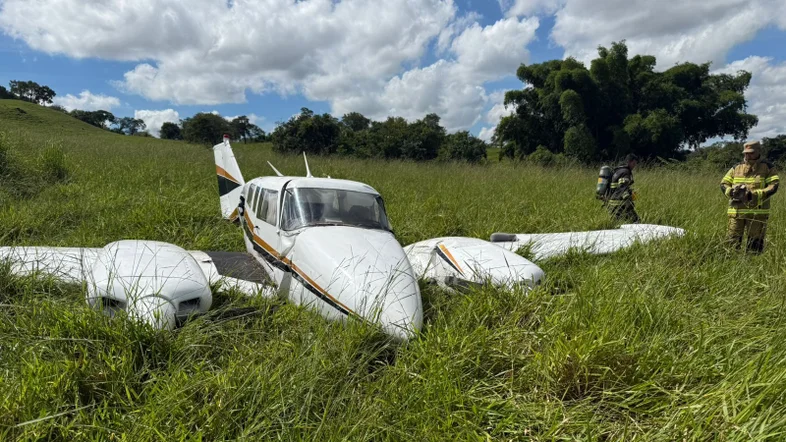 Avião de pequeno porte faz pouso de emergência perto de faculdade em Goiás