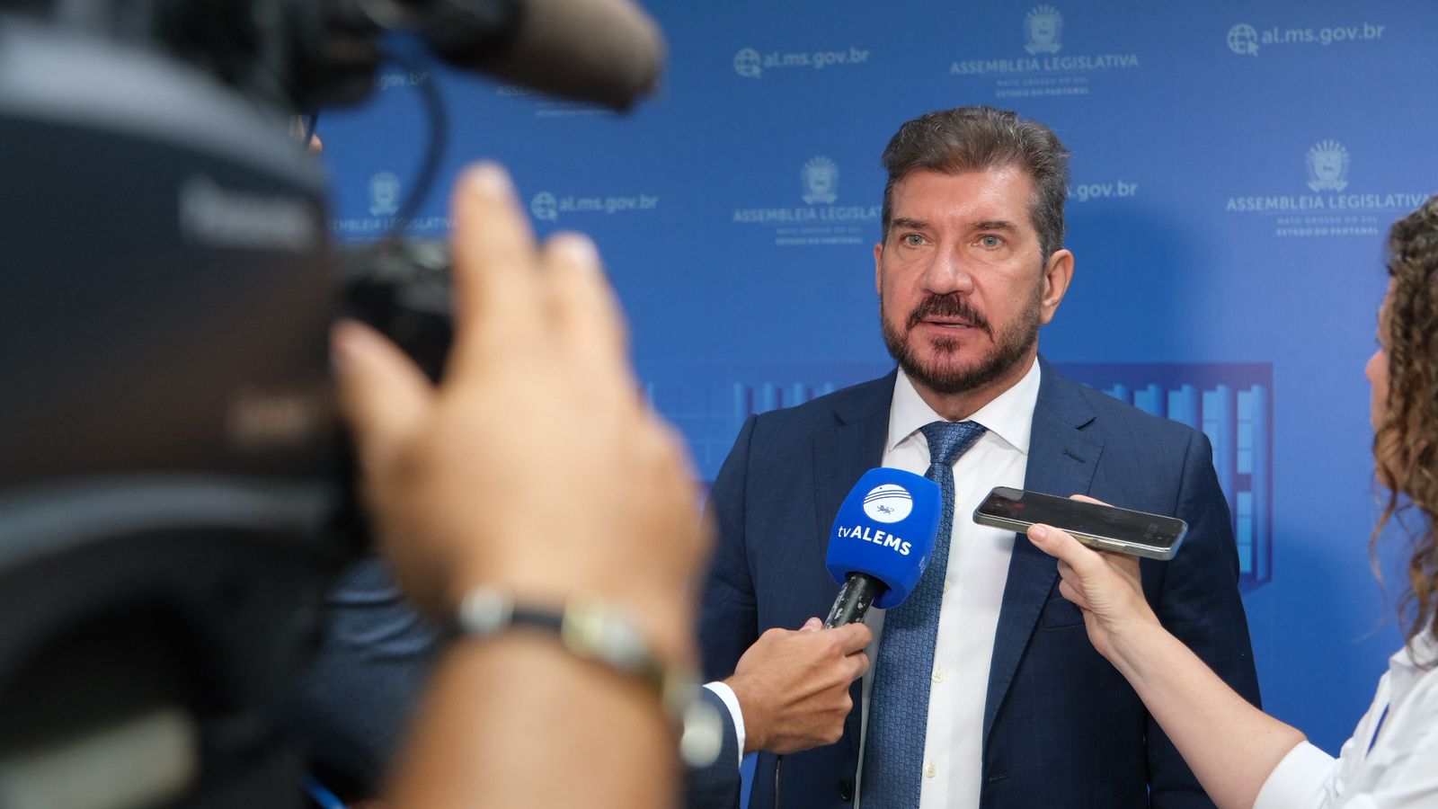 Kemp sai em defesa do Papa Leão XIV e propõe moção de apoio após declarações de Trump