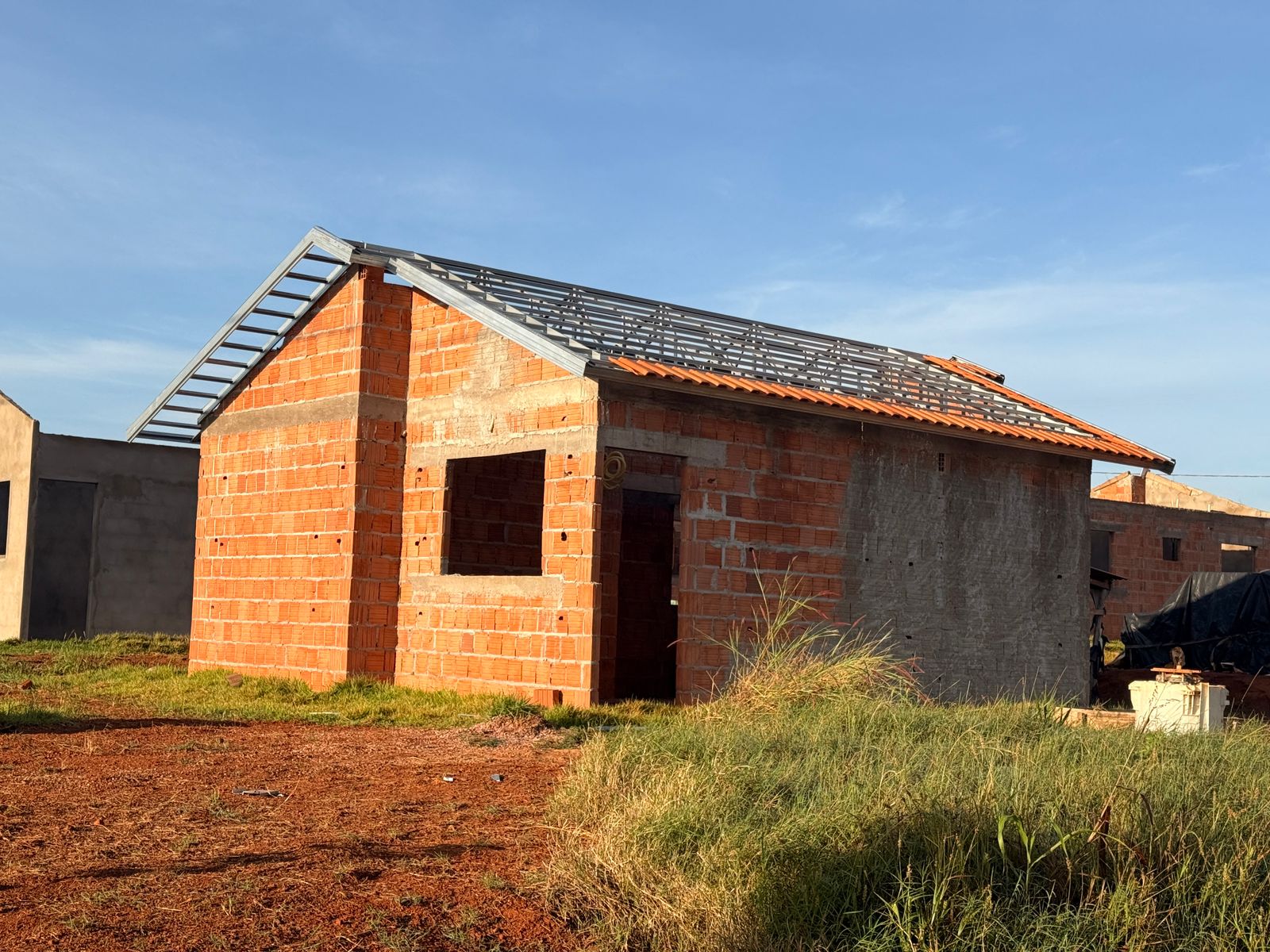 Prefeitura inicia cobertura de casa modelo e avança com projeto de lote urbanizado