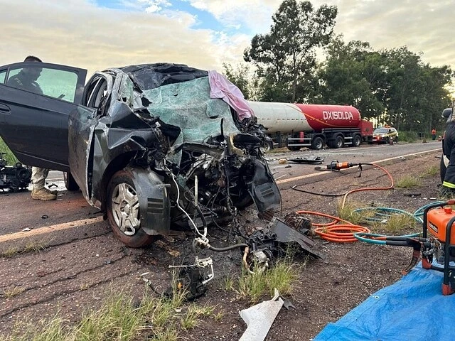 Motorista morre após colisão frontal entre Ônix e carreta-tanque na BR-376