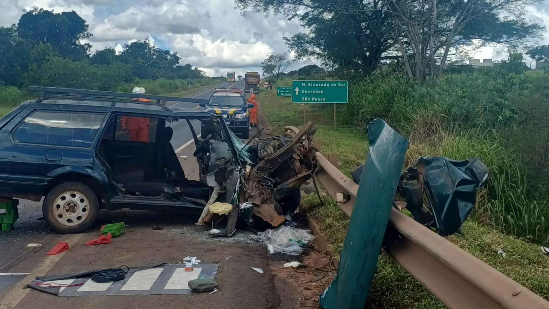 Capô abre e idoso bate carro de frente com caminhão na BR-163